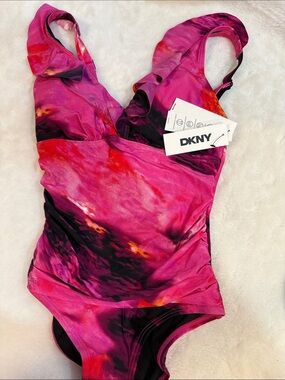 🌺 NWT - DKNY One-Piece Swimsuit NWT Size Small Pink Abstract Print 🌺